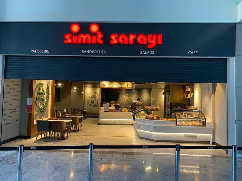 Kepenk sistemi ve açık giriş alanı görülen ticari mekân