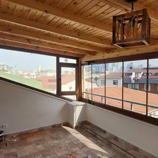Ahşap tavanlı camlı iç mekân
