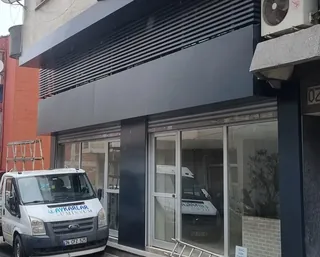 Ticari yapının giriş cephesi