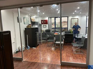 Cam bölmeli iç mekân